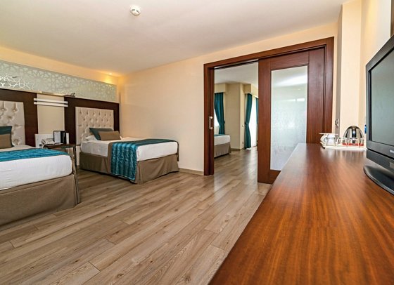 Kamelya Selin Hotel - Wohnbeispiel Familienzimmer Terrasse (Zimmercodierungen FB1 & FB3)