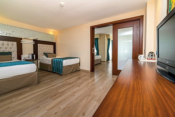 Kamelya Selin Hotel - Wohnbeispiel Familienzimmer Terrasse (Zimmercodierungen FB1 & FB3)