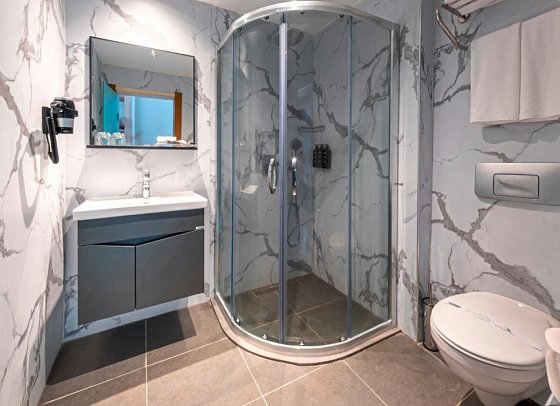 Nova Life Hotel - Beispiel Bad (Zimmercodierungen DBL, DCL, DBC, DCC, DBM, DCM, DGL, DBQ, FBL & FBM)