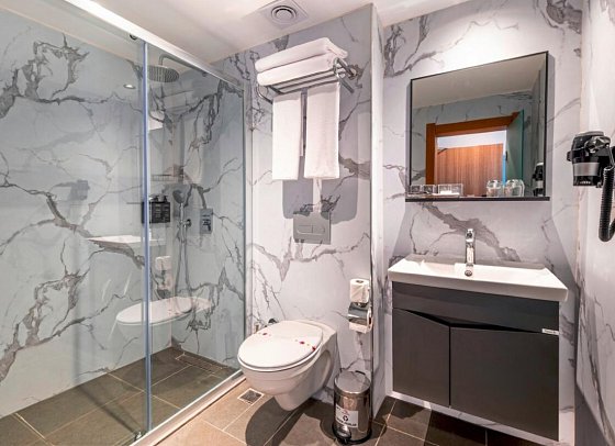 Nova Life Hotel - Beispiel Bad (Zimmercodierungen DBL, DCL, DBC, DCC, DBM, DCM, DGL, DBQ, FBL & FBM)