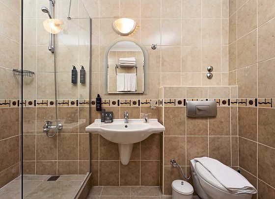 Kaila City Hotel - Beispiel Bad Doppelzimmer (Zimmercodierungen DB1, DB2, DB3, DC1, FB1 & FB2)
