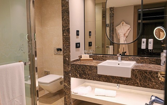 Kempinski Hotel The Dome - Beispiel Bad Doppelzimmer (Zimmercodierungen DSL, DSF, DSN & DDM)