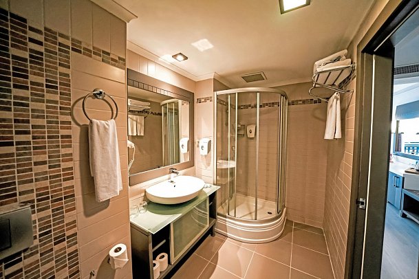 Calimera Serra Palace - Beispiel Bad (Zimmercodierungen DEL, DBL, DCL, DBM, DPL, DB1 & DQM)