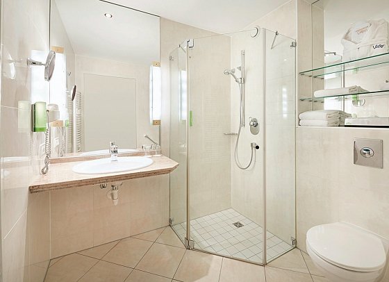 Victor's Residenz-Hotel Berlin - Beispiel Bad Doppelzimmer Komfort (Zimmercodierungen DF1 & DF2)