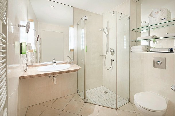 Victor's Residenz-Hotel Berlin - Beispiel Bad Doppelzimmer Komfort (Zimmercodierungen DF1 & DF2)