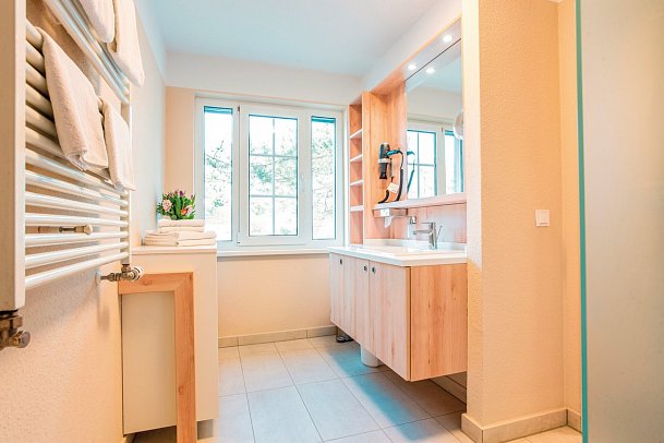 BEECH Resort Fleesensee - Beispiel Bad Appartement Maisonette und Appartement Leuchtturm (Zimmercodierungen MB1 & OB2)