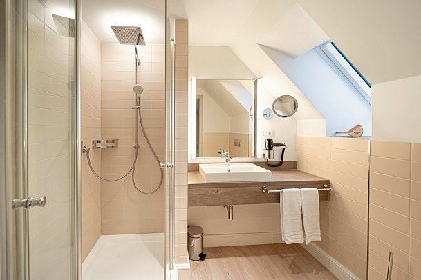 BEECH Resort Plauer See - Beispiel Bad Komfortzimmer Walddorf oder Schilfdorf (Zimmercodierungen DB1, DB2, DF1 & DC1)