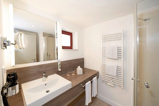 BEECH Resort Plauer See - Beispiel Bad Verandazimmer Terrasse Walddorf oder Schilfdorf (Zimmercodierungen DB3, DB4 & DC2)