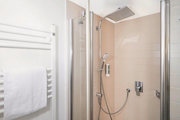 BEECH Resort Plauer See - Beispiel Bad Verandazimmer Terrasse Walddorf oder Schilfdorf (Zimmercodierungen DB3, DB4 & DC2)