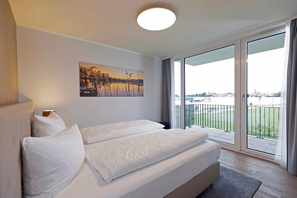 MAREMÜRITZ Yachthafen Resort - Wohnbeispiel Suite Fortuna Müritzblick (Zimmercodierung W1I)