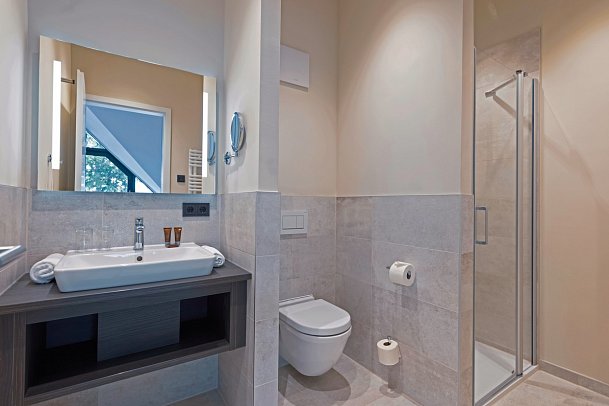 MAREMÜRITZ Yachthafen Resort - Beispiel Bad Suite Kompass Maisonette (Zimmercodierung MB1)