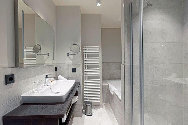 MAREMÜRITZ Yachthafen Resort - Beispiel Bad Suite Fortuna (Zimmercodierung WB1)