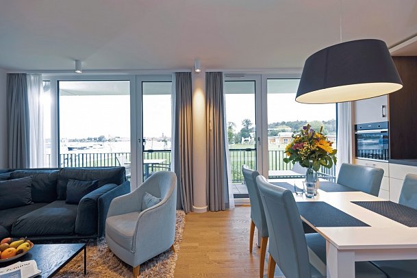 MAREMÜRITZ Yachthafen Resort - Wohnbeispiel Suite Fortuna Müritzblick (Zimmercodierung W1I)