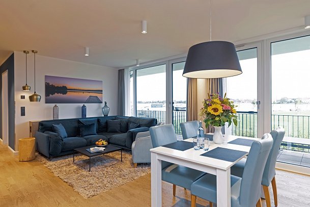 MAREMÜRITZ Yachthafen Resort - Wohnbeispiel Suite Fortuna Müritzblick (Zimmercodierung W1I)