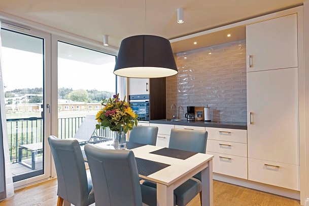 MAREMÜRITZ Yachthafen Resort - Wohnbeispiel Suite Fortuna Müritzblick (Zimmercodierung W1I)