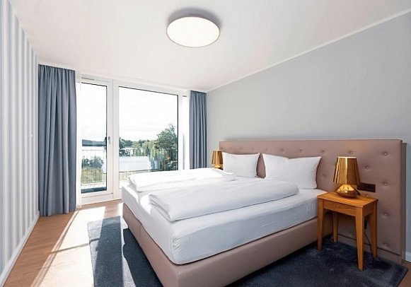 MAREMÜRITZ Yachthafen Resort - Wohnbeispiel Suite Fortuna Müritzblick (Zimmercodierung W1I)