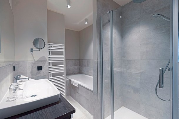 MAREMÜRITZ Yachthafen Resort - Beispiel Bad Suite Fortuna Müritzblick (Zimmercodierung W1I)