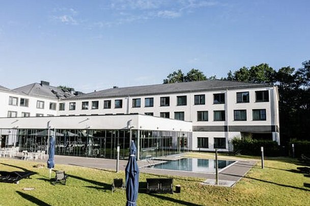 aja Bad Saarow - Außenansicht mit Pool