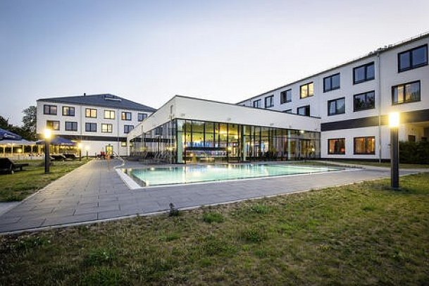 aja Bad Saarow - Außenansicht mit Pool