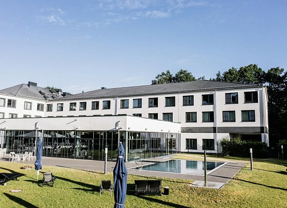 aja Bad Saarow - Außenansicht mit Pool