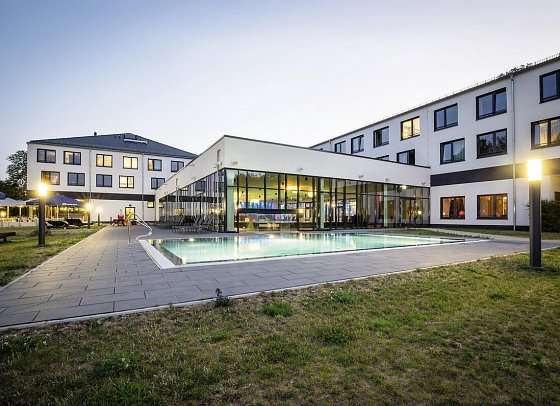 aja Bad Saarow - Außenansicht mit Pool