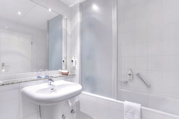 Hotel Döllnsee-Schorfheide - Beispiel Bad Doppelzimmer Standard (Zimmercodierungen DB2 & EB1)