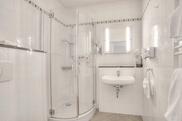 Hotel Döllnsee-Schorfheide - Beispiel Bad Doppelzimmer Economy Dependance (Zimmercodierung DB1)