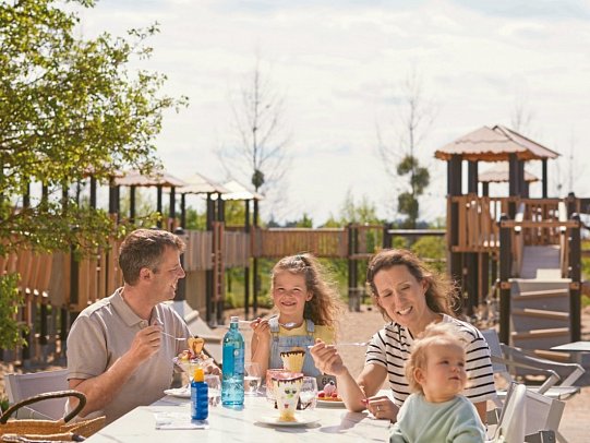 Van der Valk Resort Linstow – Hotel - Sonnenterrasse mit angrenzendem Abenteuerspielplatz