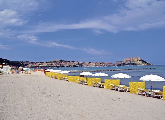 Korsika - ein Gebirge im Meer - Strand von Calvi