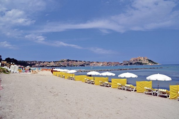 Korsika - ein Gebirge im Meer - Strand von Calvi