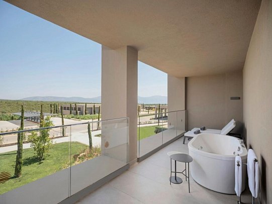 Akra Didim - Beispiel Terrasse Doppelzimmer Deluxe Gartenblick mit Jacuzzi (Zimmercodierungen DD4 & DC4)