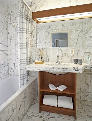 Hotel Steinmattli - Wohnbeispiel Bad (Zimmercodierungen DG1, DG2, DG3 & EG1)