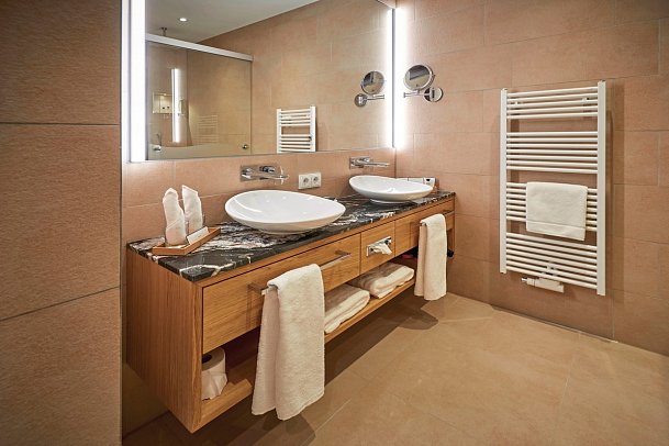 Villa Düne - Beispiel Bad Juniorsuite Premium (Zimmercodierungen JM1 & WM1)