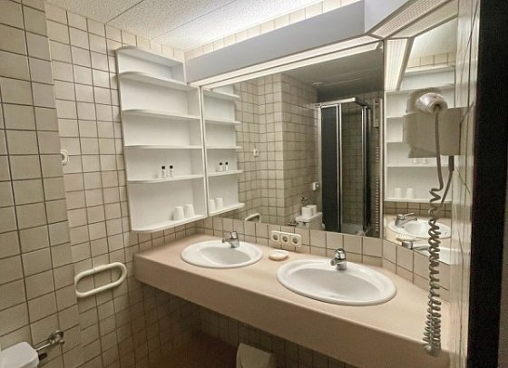 Aquantis Bensersiel Hotel & Ferienwohnungen - Beispiel Bad Studio (Zimmercodierung SB1)