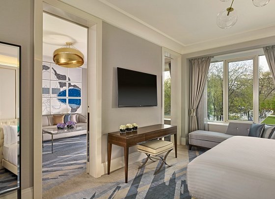 Al Habtoor Palace Budapest - Executive Suite Bedroom Park View