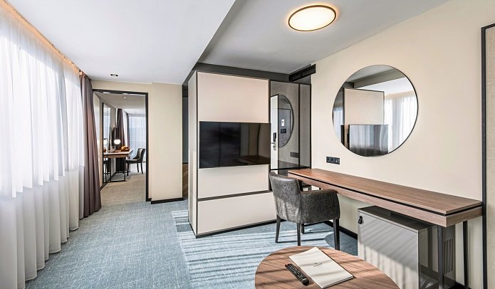 Hunguest Hotel Bál Resort - Wohnbeispiel Juniorsuite Seeblick (Zimmercodierung J1I)