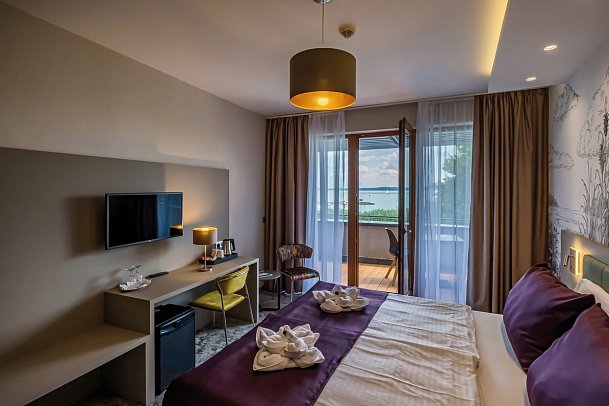 Hotel Golden Lake Resort Balatonfüred - Wohnbeispiel Doppelzimmer Premium Balkon Seeblick (Zimmercodierung DMI)