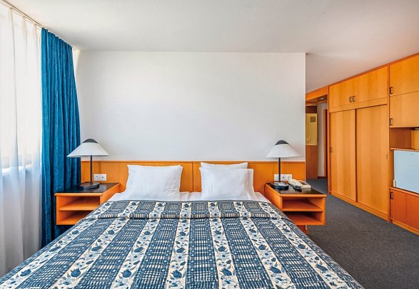 Club Tihany Hotel - Wohnbeispiel Doppelzimmer Standard Plus Parkseite (Zimmercodierungen DB1, DB2 & DC1)