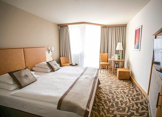 Lotus Therme Hotel & Spa - Wohnbeispiel Doppelzimmer Poolseite mit Balkon (Zimmercodierungen D1P & D2P)