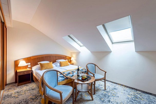 Hotel Palace Héviz - Wohnbeispiel Doppelzimmer Mansarde (Zimmercodierung DB1)