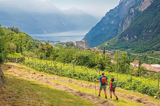Wandertour Meran - Gardasee - Wanderer oberhalb von Tenno