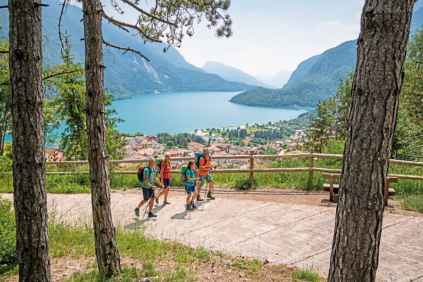Wandertour Meran - Gardasee - Wanderer bei Molveno