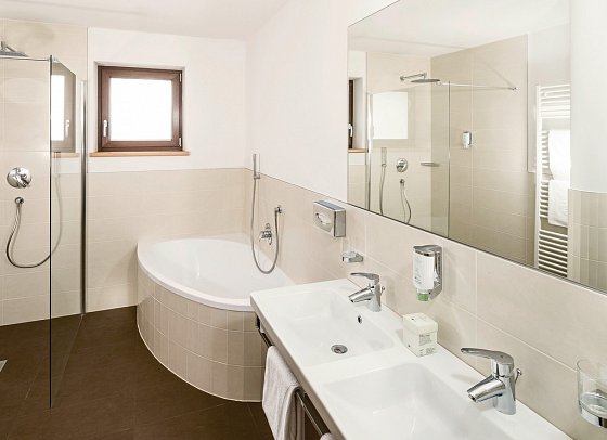 Almina Family & Spa - Badbeispiel Suite Almina (Zimmercodierung WB1)