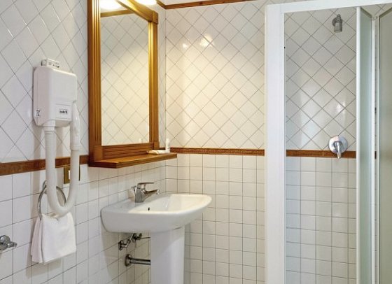 Grand Hotel Misurina - Badbeispiel Doppelzimmer Seeblick (Zimmercodierung DBI)