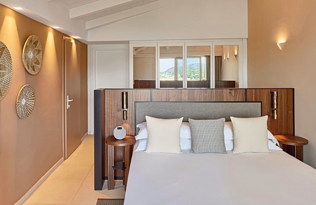 Baia di Chia Resort Sardinia, Curio Collection by Hilton - Wohnbeispiel King Deluxe Zimmer Lagunen Blick