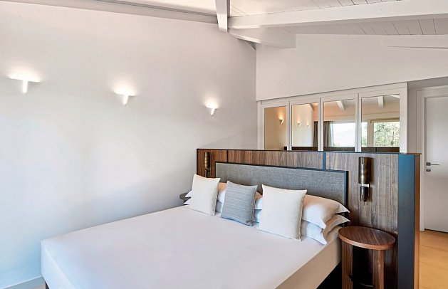 Baia di Chia Resort Sardinia, Curio Collection by Hilton - Wohnbeispiel King Deluxe Zimmer