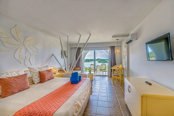 Memories Caribe Beach Resort