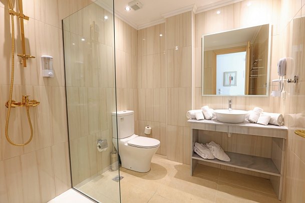 Cavomarina Beach - Badbeispiel Doppelzimmer Swim-Up (Zimmercodierung DSQ)