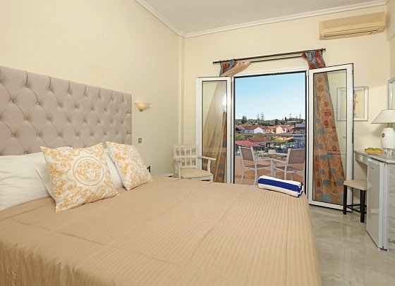 Cavomarina Beach - Wohnbeispiel Doppelzimmer Gartenblick (Zimmercodierung D1G)