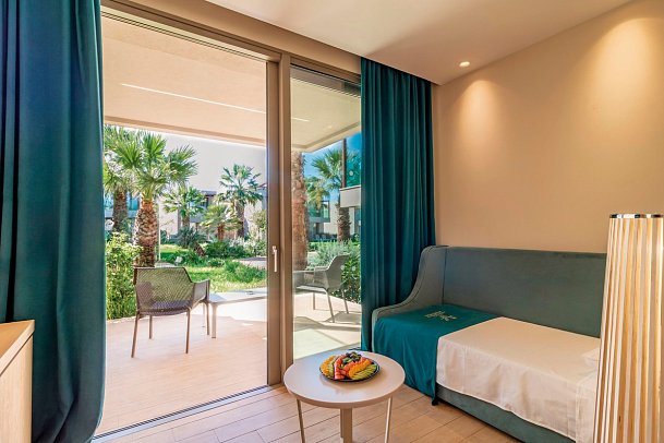 Almyros Beach Resort & Spa - Wohnbeispiel Familienzimmer Gartenblick (Zimmercodierung F2G)